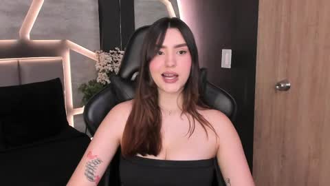 Snapshot of dakotarussell_ chatting on April 25, 8:39 pm Dakota online show from April 25, 8:39 pm