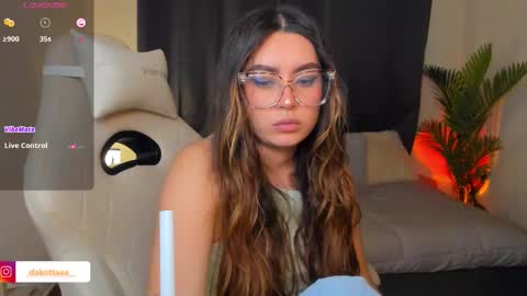 dakottaa__ online show from March 16, 11:42 pm