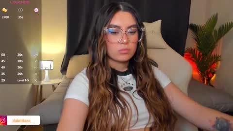 dakottaa__ online show from March 29, 12:21 am