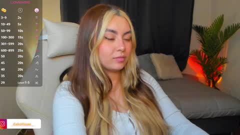 dakottaa__ online show from May 15, 11:01 pm
