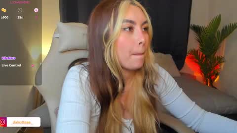 dakottaa__ online show from May 15, 11:45 pm