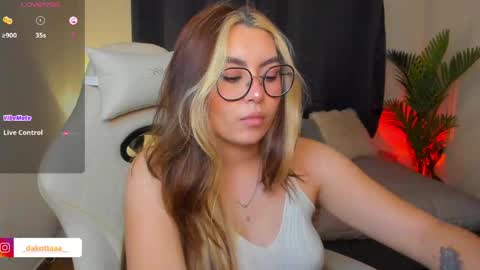 dakottaa__ online show from May 21, 12:17 am