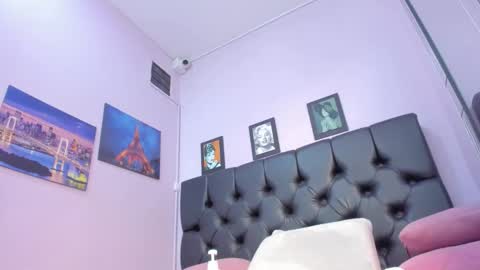  Ren  online show from February 4, 9:20 pm