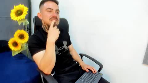 Snapshot of dallas_whitee chatting on February 16, 6:15 pm Dallas whitee online show from February 16, 6:15 pm