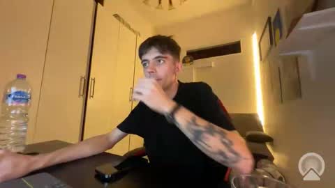 Snapshot of damebastille93 chatting on October 21, 6:08 pm OnlyEry online show from October 21, 6:08 pm