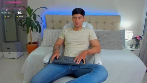 Snapshot of damian23_ chatting on January 22, 12:27 pm DAMIAN online show from January 22, 12:27 pm