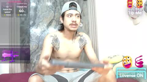 Snapshot of damian_and_camerum chatting on March 26, 3:23 am damian_and_camerum online show from March 26, 3:23 am