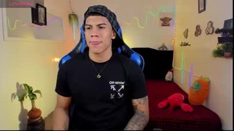 Snapshot of damian_latinxxx chatting on February 13, 4:08 am Damian online show from February 13, 4:08 am