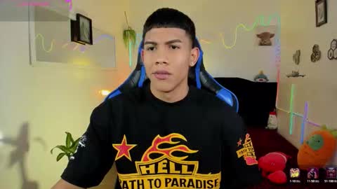 Snapshot of damian_latinxxx chatting on February 15, 3:03 am Damian online show from February 15, 3:03 am