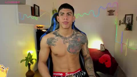 Snapshot of damian_latinxxx chatting on February 18, 3:02 am Damian online show from February 18, 3:02 am