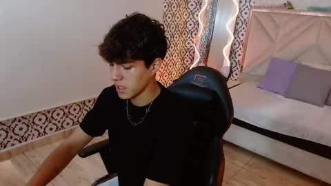 damian_tay online show from April 20, 11:35 am