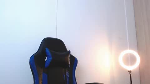 Snapshot of damian_wish chatting on April 6, 6:31 pm Damian Wish online show from April 6, 6:31 pm