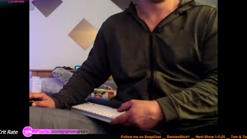Snapshot of damienslick chatting on January 5, 9:47 pm Damien Slick online show from January 5, 9:47 pm