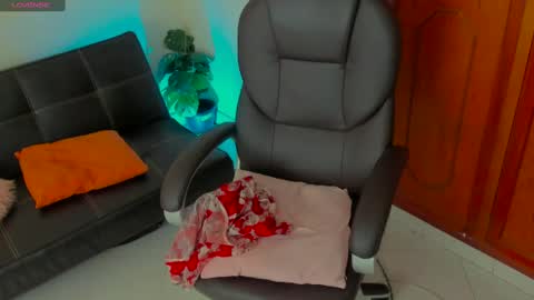 Snapshot of damn_fantasy chatting on February 10, 6:09 am Kary-- independent model Schedule 0530am-1000am colombian time online show from February 10, 6:09 am