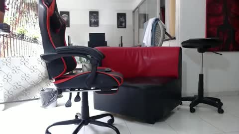 Snapshot of damyan_2003 chatting on December 26, 2:27 pm damyan_2003 online show from December 26, 2:27 pm