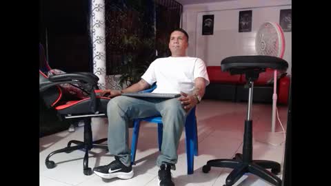 Snapshot of damyan_2003 chatting on January 10, 12:49 am damyan_2003 online show from January 10, 12:49 am