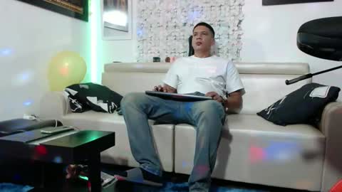 Snapshot of damyan_2003 chatting on January 26, 2:52 pm damyan_2003 online show from January 26, 2:52 pm