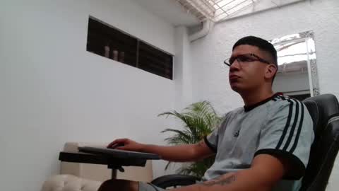 Snapshot of damyan_2003 chatting on April 7, 7:14 pm damyan_2003 online show from April 7, 7:14 pm