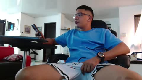 Snapshot of damyan_2003 chatting on May 23, 7:18 pm damyan_2003 online show from May 23, 7:18 pm