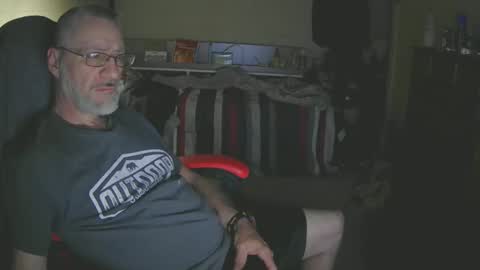 Snapshot of dan137111 chatting on April 23, 10:36 am dan137111 online show from April 23, 10:36 am