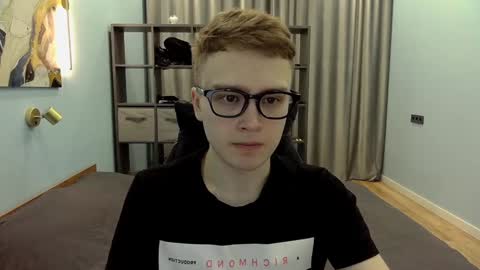 Snapshot of dan_leeroy chatting on December 30, 12:43 am Dany online show from December 30, 12:43 am