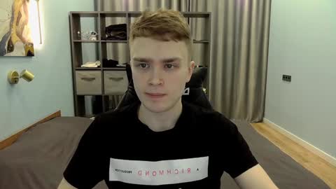 Snapshot of dan_leeroy chatting on February 5, 2:08 am Dany online show from February 5, 2:08 am