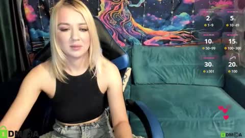 Snapshot of dances_queen chatting on January 17, 8:30 am dances_queen online show from January 17, 8:30 am