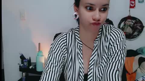 dani y jocelyn online show from December 19, 8:44 pm