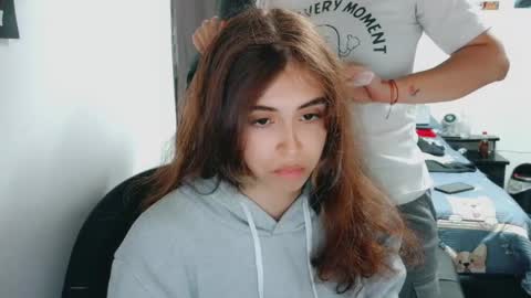 dani y jocelyn online show from April 28, 11:21 pm