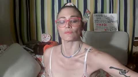 Snapshot of danicamore chatting on February 6, 8:40 am danicamore online show from February 6, 8:40 am