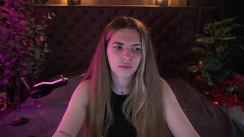 Snapshot of danielareign chatting on April 2, 6:00 am danielareign online show from April 2, 6:00 am