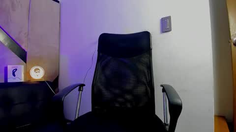 Snapshot of danielclarton chatting on September 20, 7:09 am DANIEL online show from September 20, 7:09 am