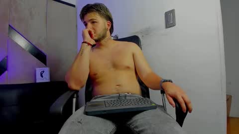 Snapshot of danielclarton chatting on October 8, 5:05 am DANIEL online show from October 8, 5:05 am