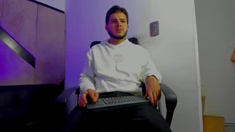 Snapshot of danielclarton chatting on October 21, 5:41 am DANIEL online show from October 21, 5:41 am