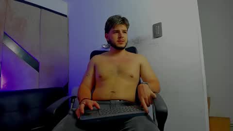 Snapshot of danielclarton chatting on October 23, 2:33 am DANIEL online show from October 23, 2:33 am