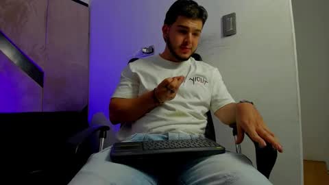 Snapshot of danielclarton chatting on October 23, 10:08 pm DANIEL online show from October 23, 10:08 pm