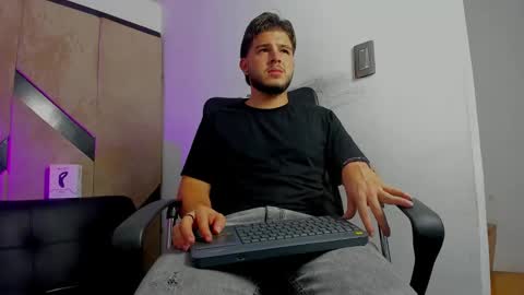 Snapshot of danielclarton chatting on October 27, 11:41 pm DANIEL online show from October 27, 11:41 pm