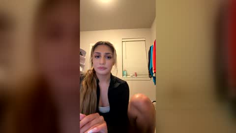daniellarae1 online show from May 5, 4:53 am