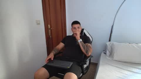 Snapshot of danielmilan chatting on September 13, 8:25 am THE BIG BOSS online show from September 13, 8:25 am