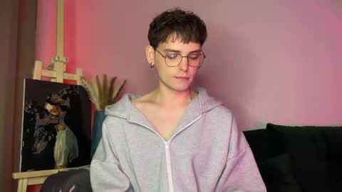 danieltuckerr online show from May 17, 12:19 am