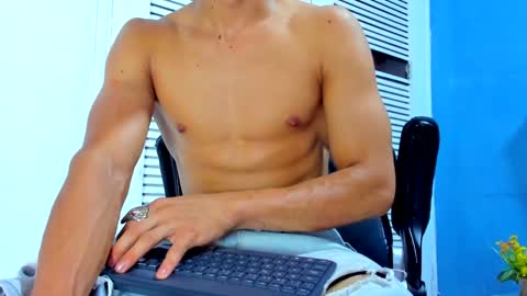 Snapshot of danii_scot chatting on December 19, 10:13 am Dani online show from December 19, 10:13 am