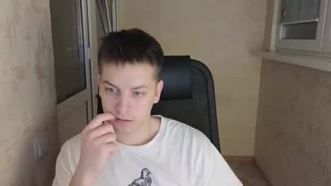 Snapshot of danila_trezzini chatting on March 7, 8:17 pm danila online show from March 7, 8:17 pm