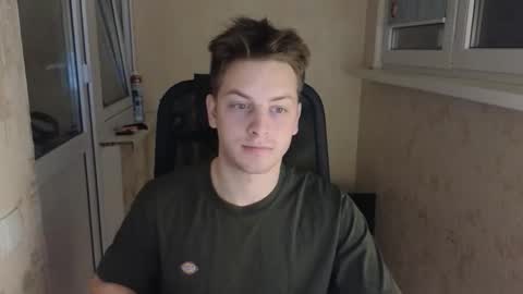 Snapshot of danila_trezzini chatting on March 18, 10:13 pm danila online show from March 18, 10:13 pm