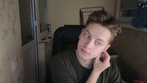 Snapshot of danila_trezzini chatting on March 23, 1:09 am danila online show from March 23, 1:09 am