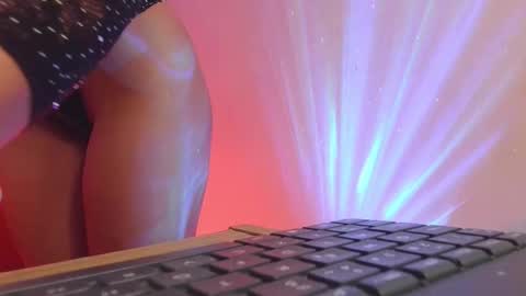 Snapshot of danmsel chatting on October 7, 4:37 pm Pau online show from October 7, 4:37 pm