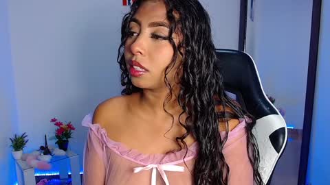 Snapshot of danna_schmidt23 chatting on December 6, 7:10 am Danna online show from December 6, 7:10 am