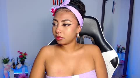 Snapshot of danna_schmidt23 chatting on December 12, 9:19 am Danna online show from December 12, 9:19 am