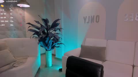 Danna Cruz  online show from December 28, 7:01 pm