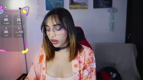 Snapshot of dannielle_ chatting on June 22, 7:33 pm online show from June 22, 7:33 pm