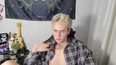 Snapshot of danny_love01 chatting on November 9, 6:17 pm danny online show from November 9, 6:17 pm